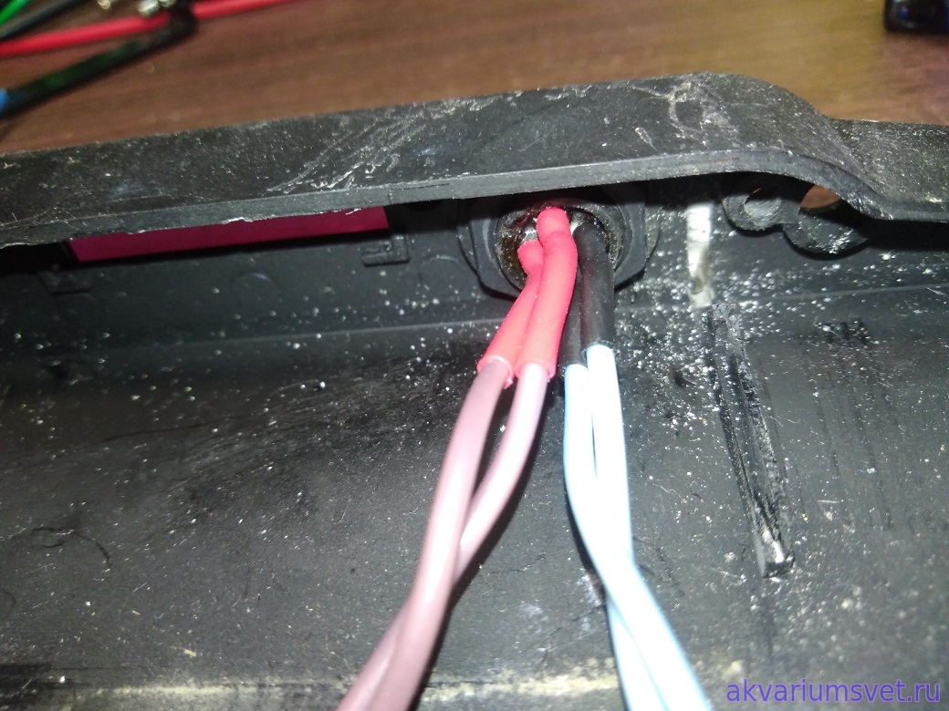 На одном из светильников был плохо пропаян провод к контактам кабельного ввода и окислены клеммы. Было принято решение заменить провода и припаять новые клеммы.