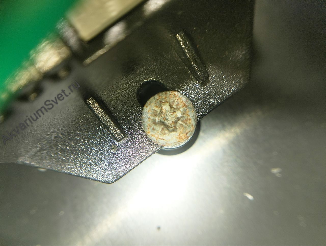 Ржавый винт в крышке Juwel 1x15W